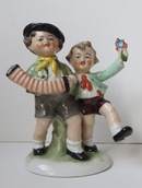 Online antikvárium: Német porcelánfigura. Táncoló gyerekek