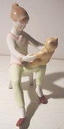 Online antikvárium: Aquincumi porcelán. Kislány macival