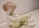 Online antikvárium: Aquincumi porcelán. Kislány figura