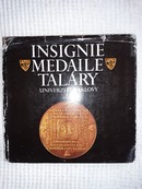 Online antikvárium: Insignie medaile taláry Univerzity Karlova (Jelvények, érmek, a Károly Egyetem ruhái)